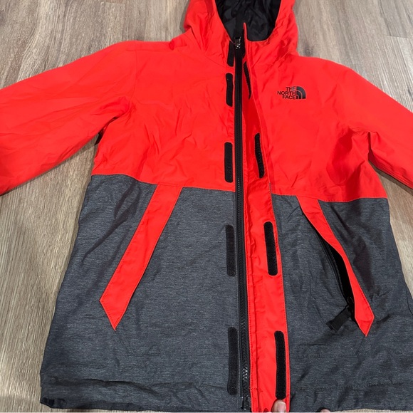 {preloved} Boy’s The North Face Red and Black Hooded Raincoat - Picture 6 of 11